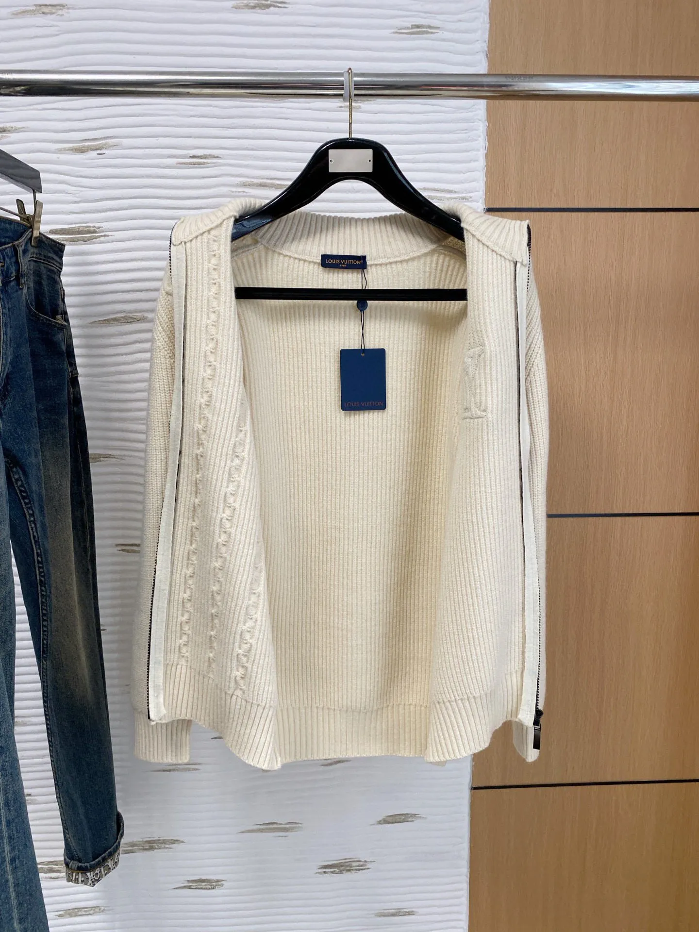 🅿️540 【LV Louis Vuitton】Autumn and winter classic cardigan sweater, in full condition! ! ! Wool blended fabric, the latest model in 2025, golden ratio! ! Slim-fitting soft gold, versatile and practical item, the combination and practicality are extremely powerful, simple and elegant, and classy! To create your own style, it is highly recommended to buy it in two colors. The standard slim fit tailoring process is suitable for both young and old men. It is knitted from wool and will not cause any discomfort! While keeping warm, it is stylish, textured and wearable, and the classic logo with contrasting colors on the chest feels in place! ! Recommended for regular customers! ! Size M-3XL (maximum wear: 190 pounds)